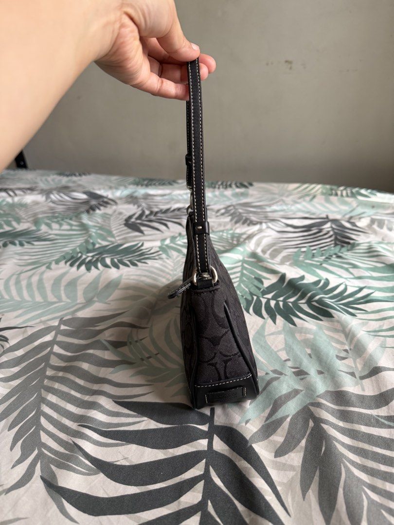coach vintage bag (Category: Luxury Bags & Wallets) located in Quezon City. Submitted by shoppeberna (Listing ID 1460722901, Image 3). Description: .