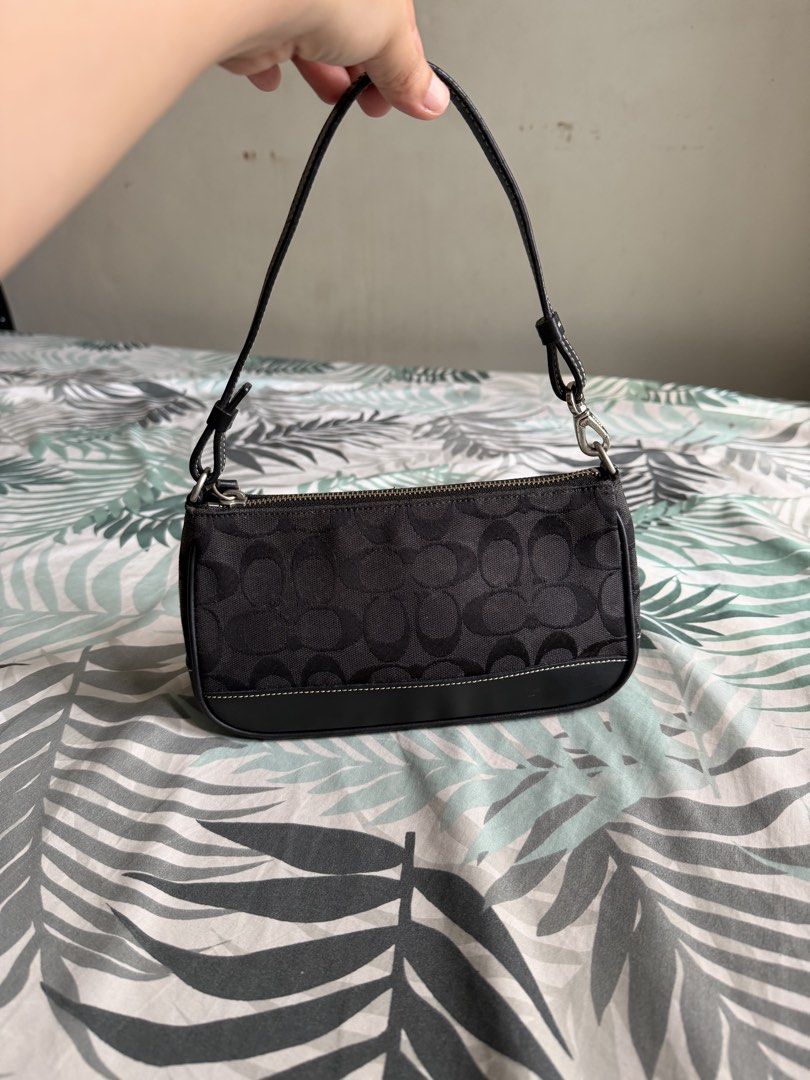 coach vintage bag (Category: Luxury Bags & Wallets) located in Quezon City. Submitted by shoppeberna (Listing ID 1460722901, Image 2). Description: .
