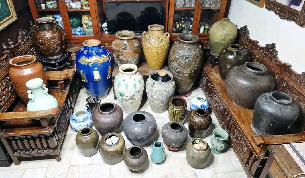 collection of martaban jars (Category: Vases & Decorative Bowls) located in Bacoor. Submitted by raf.vintage (Listing ID 1460901644, Image 2). Description: .