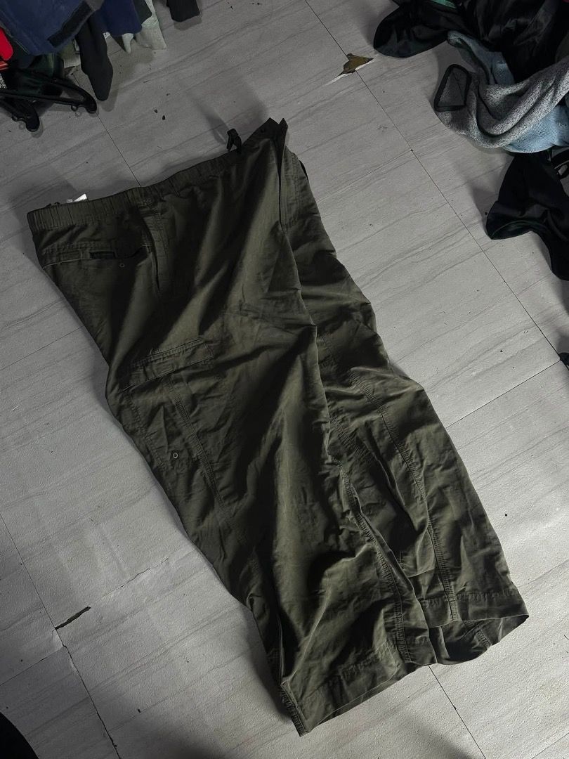 Columbia baggy pants (Category: Jeans) located in Manila. Submitted by nb_thriftshop (Listing ID 1460902525, Image 2). Description: columbi4 moss green baggy pants waist 30 to 39 has own belt length 39 leg hole 9.5 no issue need wash .