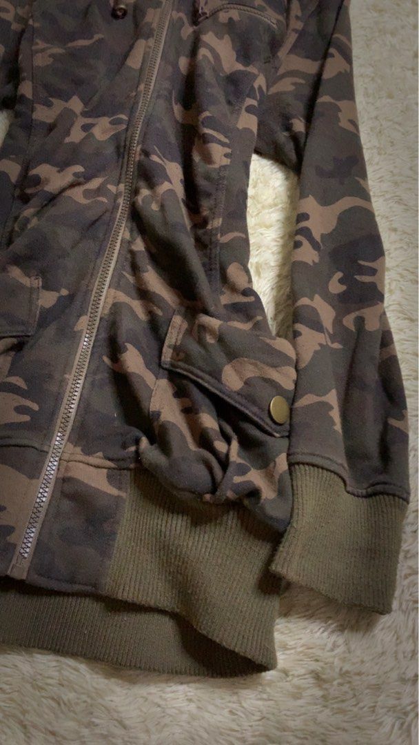 Colza (Category: Coats, Jackets and Outerwear) located in Aloran. Submitted by cowskin_927 (Listing ID 1460751770, Image 3). Description: Colza jacket Width 18.5 Length 29.
