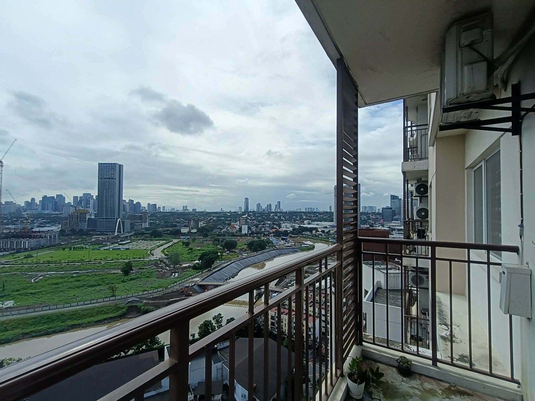 CONDO Unit for Rent (Category: Apartments & Condos) located in Quezon City. Submitted by anjelo_ (Listing ID 1460778571, Image 2). Description: Circulo Verde QC 📍 near Eastwood 38sqm 22k all in complete kitchen utensils (w/ microwave & fridge) + TV washing machine free parking .