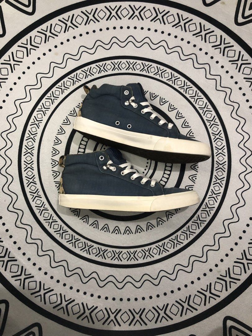 Converse Midcut Camouflage 🔥 (Category: Sneakers) located in Quezon City. Submitted by sjts22 (Listing ID 1460908157, Image 1). Description: •Verygood condition •Minimal heeldrag .