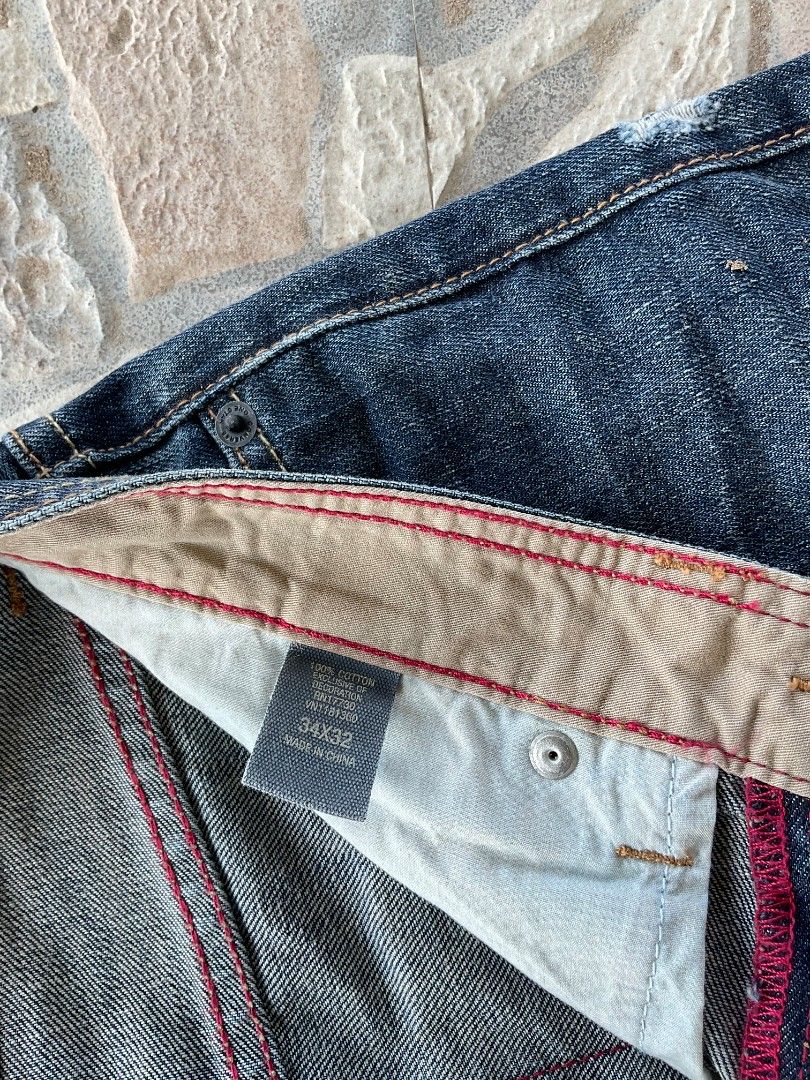 Converse Vintage Straight One Star Jeans (Category: Jeans) located in Manila. Submitted by sampeso (Listing ID 1460885066, Image 3). Description: - Dark wash denim jeans - Straight leg fit - Distressed details on the front - Tag size: 34x32.