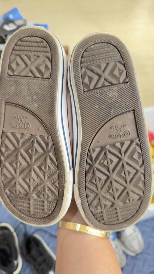 Converse White Kids (Category: Babies & Kids Fashion) located in Pasig City. Submitted by thelesslife.mnl (Listing ID 1460728466, Image 2). Description: Size us 10 With box .