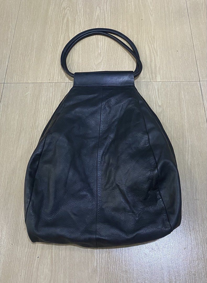 COS Folded Leather tote bag (Category: Shoulder Bags) located in Muntinlupa City. Submitted by twoangels.11.14.2023 (Listing ID 1460770390, Image 3). Description: Cos folded leather tote bag Made from soft, lightly grained leather, this rounded shopper bag has a fold-out opening. With a spacious main compartment, it is completed with leather handles and a metal zip fastening..