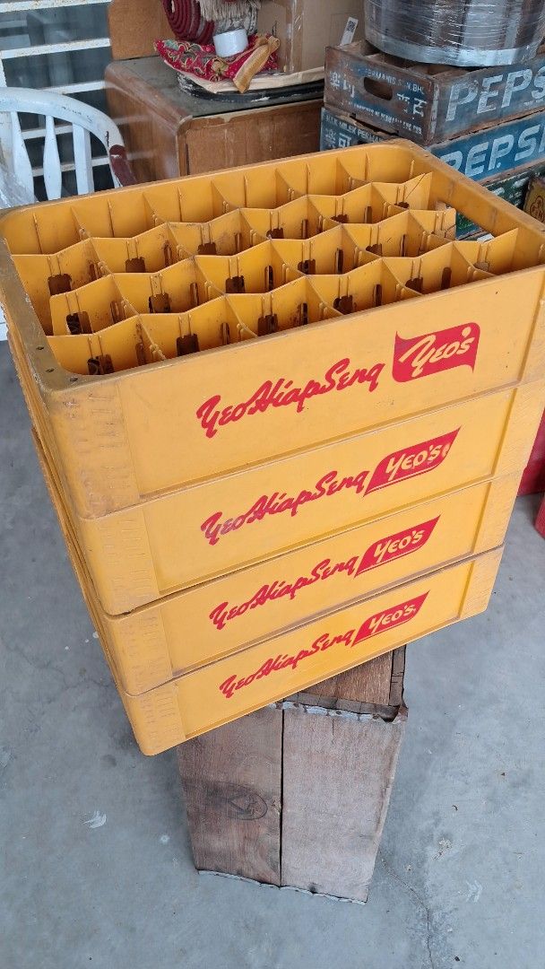 Crate Kickapoo (Category: Vintage Collectibles) located in Kuala Selangor. Submitted by _antique77 (Listing ID 1460876216, Image 1). Description: - Vintage yellow bottle crate with Yeo's branding - Durable plastic construction - Honeycomb interior for secure bottle storage - Ideal for organization, storage, or retro decor - Self-pickup available in Puncak Alam, Selangor.
