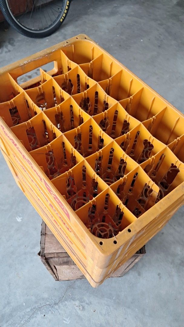 Crate Kickapoo (Category: Vintage Collectibles) located in Kuala Selangor. Submitted by _antique77 (Listing ID 1460876216, Image 2). Description: - Vintage yellow bottle crate with Yeo's branding - Durable plastic construction - Honeycomb interior for secure bottle storage - Ideal for organization, storage, or retro decor - Self-pickup available in Puncak Alam, Selangor.