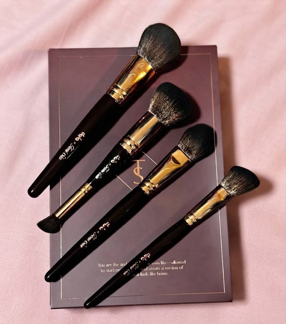 Dala Toni Sia Makeup REMASTERED Brush Set (Category: Makeup) located in Dasmarinas. Submitted by swiftee-17 (Listing ID 1460847567, Image 1). Description: - Set of 4 Dala Toni Cia makeup brushes - Includes: Powder brush, Blush brush, Blending brush, Detail brush - Features black handles with elegant gold accents - Ideal for achieving a complete makeup look.
