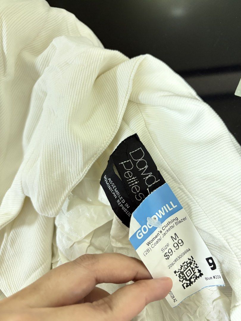 David & Petite's White Linen Blend Blazer Size M (Category: Coats, Jackets and Outerwear) located in General Trias. Submitted by crissy9053136 (Listing ID 1460867425, Image 2). Description: - White blazer by David & Petite's - Comfortable linen blend fabric - Classic button front closure - Two functional front pockets - Stylish cuffed sleeves - Versatile: pairs perfectly with shorts or jeans.
