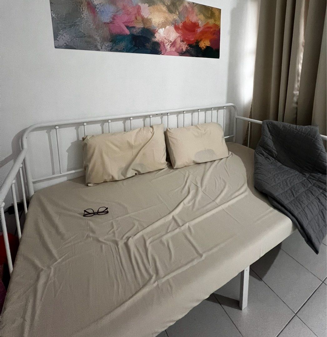 Daybed Frame 190*100*90 (Category: Bed Frames & Mattresses) located in Marikina City. Submitted by frnchz (Listing ID 1460780094, Image 1). Description: 📍Selling price: 3,300 Orig price: 4,998 Size: 190*100*90 Color: Metal white Old: 1 month (bought last month) Rfs: Decided to change bedframe.