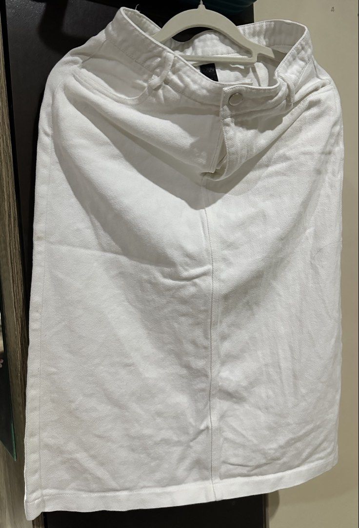 Dazy White Denim Midi Skirt (Category: Skirts) located in Quezon City. Submitted by gentle_le (Listing ID 1460749353, Image 1). Description: - Slit at the back - Minor marks on the lower back (refer to last photo for details) Original price: ₱659.