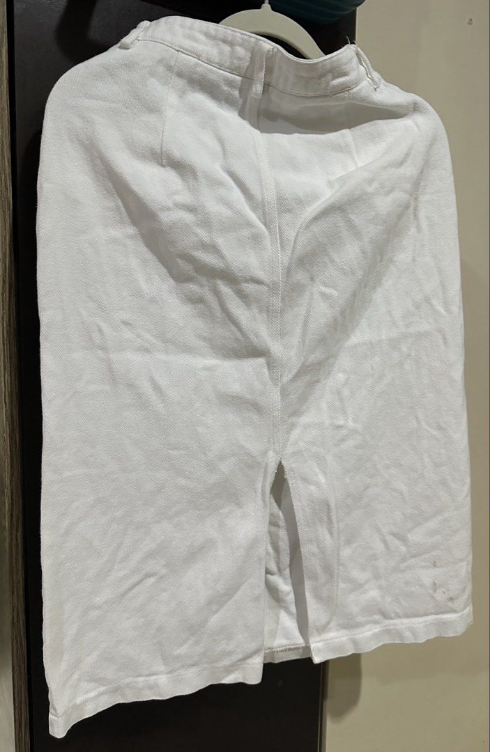 Dazy White Denim Midi Skirt (Category: Skirts) located in Quezon City. Submitted by gentle_le (Listing ID 1460749353, Image 3). Description: - Slit at the back - Minor marks on the lower back (refer to last photo for details) Original price: ₱659.