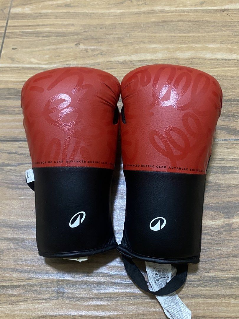 Decathlon Junior Boxing Gloves 6 oz Red (Category: Combat Sports) located in Calamba. Submitted by declutter187 (Listing ID 1460740652, Image 1). Description: - DOMYOS Junior Boxing Gloves - Color: Red - Size: 6 oz - Ideal for training and sparring - Secure velcro strap closure - Breathable mesh lining RFS: Not using, decluttering.