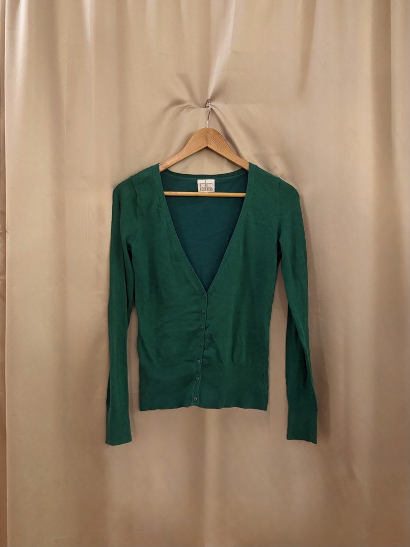 Deep green cardigan (Category: Coats, Jackets and Outerwear) located in Manila. Submitted by 414studio (Listing ID 1460897939, Image 1). Description: High quality Fits small to medium.