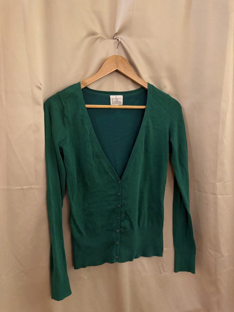 Deep green cardigan (Category: Coats, Jackets and Outerwear) located in Manila. Submitted by 414studio (Listing ID 1460897939, Image 2). Description: High quality Fits small to medium.