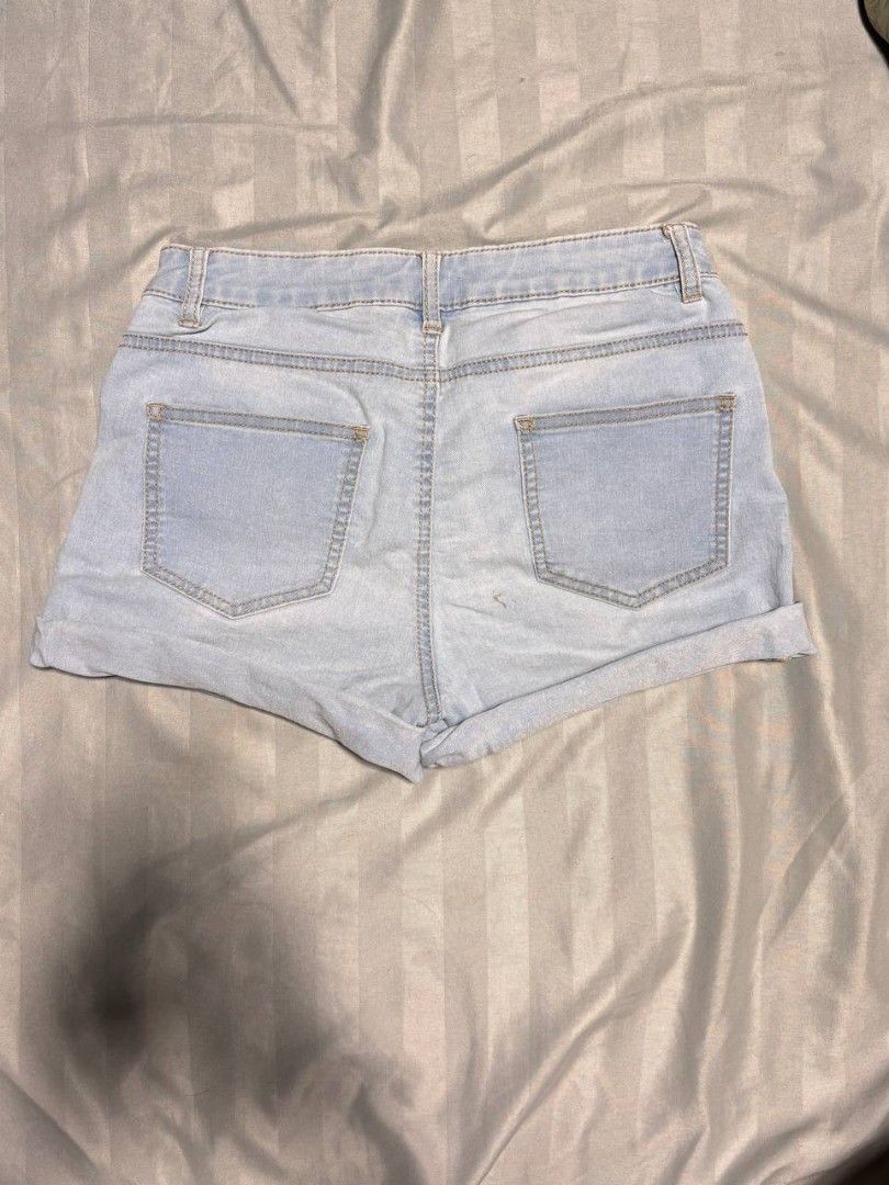 Denim Co. Light Wash Denim Shorts (Category: Shorts) located in Bacoor. Submitted by elioseo (Listing ID 1460900451, Image 2). Description: size 28 length 10 MOP GCASH MOD J&T.