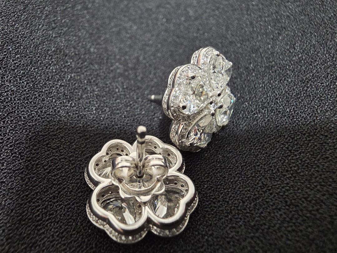 Diamond Clover Flower Stud Earrings (Category: Jewelry) located in Cordon. Submitted by jrluxurs (Listing ID 1460887497, Image 2). Description: - Adorable clover flower stud earrings - Encrusted with small, sparkling stones - 18k Gold - Secure post backing - Real Diamond.