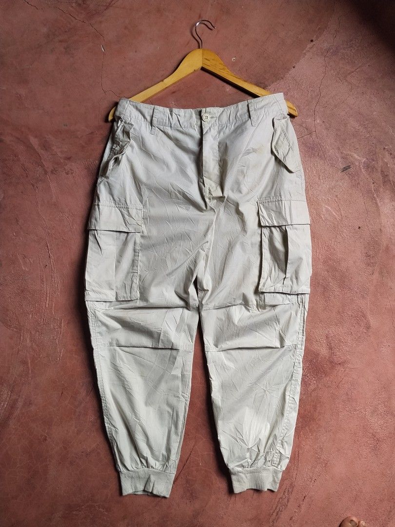 Dickies 1922 Cargo Pants Beige (Category: Jeans) located in Tagoloan. Submitted by trueocean.8cd0d0 (Listing ID 1460776357, Image 2). Description: - Dickies beige cargo pants - Multiple pockets with snap button closures - Elasticated cuffs at the ankles - Button fly closure - Ideal for casual wear or work - size 32 - Length 38.