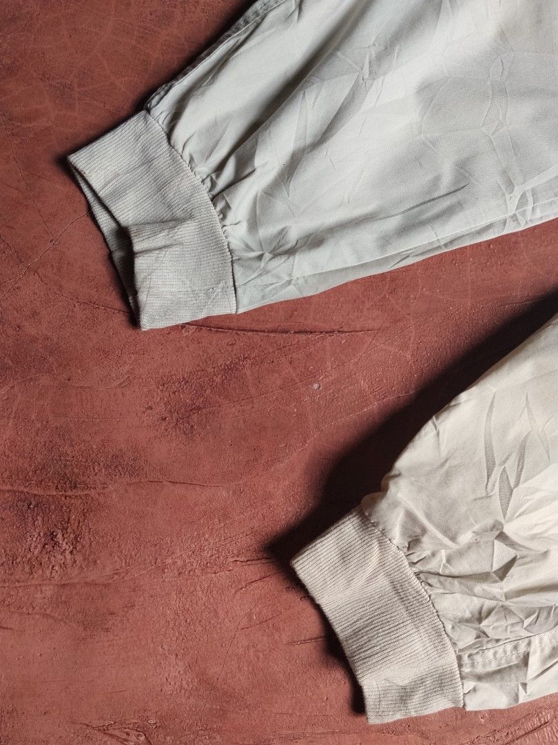 Dickies 1922 Cargo Pants Beige (Category: Jeans) located in Tagoloan. Submitted by trueocean.8cd0d0 (Listing ID 1460776357, Image 3). Description: - Dickies beige cargo pants - Multiple pockets with snap button closures - Elasticated cuffs at the ankles - Button fly closure - Ideal for casual wear or work - size 32 - Length 38.