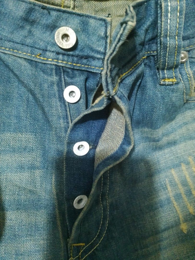Diesel❌Adidas (Category: Jeans) located in Iligan City. Submitted by jh_pr0 (Listing ID 1460842650, Image 3). Description: Dìêsēl❌Ādídás Like new Waist: 32 on tag fit til 34 on tape Length: 42 actual tape Hem: 7" No issue Mine: 1k+sf.