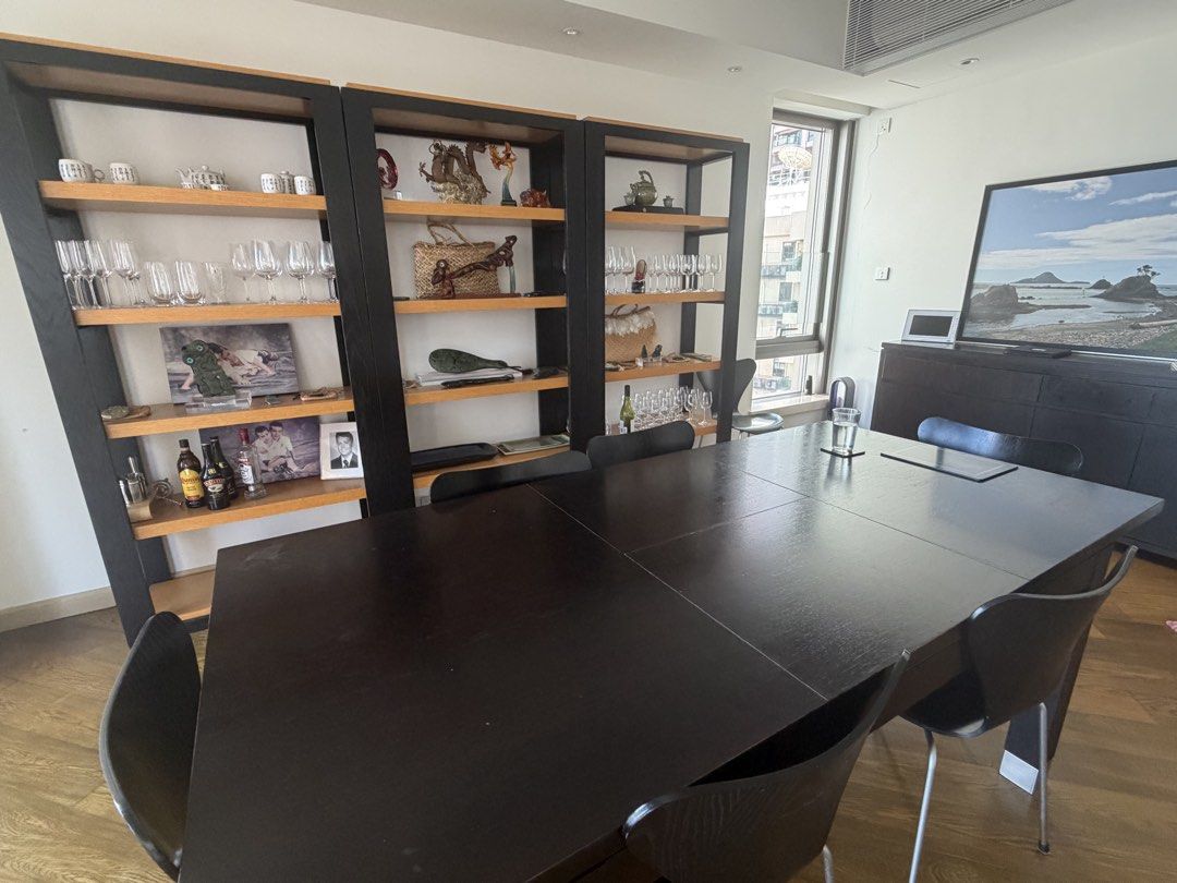 dining table - adjustable size （分類：桌子）位於 Hong Kong。 由 mcsweener1 提交（商品編號 1460869992，圖片 2）。簡介： option to include chairs, up to 7. for extra cost. 210 x 100 x 77 。