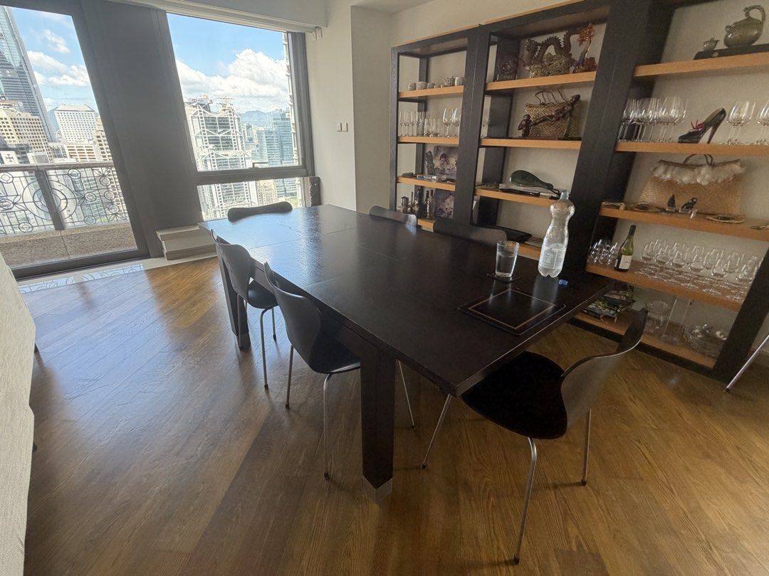 dining table - adjustable size （分類：桌子）位於 Hong Kong。 由 mcsweener1 提交（商品編號 1460869992，圖片 1）。簡介： option to include chairs, up to 7. for extra cost. 210 x 100 x 77 。
