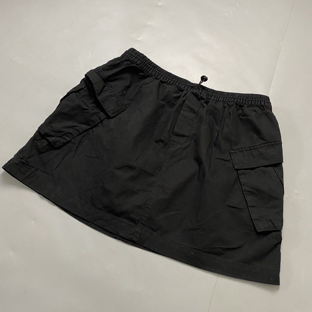 Divided H&M 🌸 | Black Multi Pockets Mini Skirt (Category: Skirts) located in Bulacan. Submitted by orc.ph (Listing ID 1460815045, Image 3). Description: Divided H&M 🌸 | Black Multi Pockets Mini Skirt Material Used: Cotton - Black - Drawstring Attached - Garterized - Stretchable - Multi Pockets - Mini Skirt - Adjustable - Semi Formal - Casual - Y2K ‎-Size: M-L ‎-Waistline: 28-32" ‎-Length: 15" ‎Pristined Condition. No Visible Flaws ‎ No Issue At