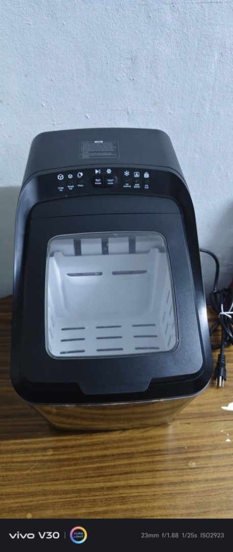 Dreamiracle Countertop Ice Maker (Category: Coffee Machines & Makers) located in Manila. Submitted by roblazo25 (Listing ID 1460734032, Image 3). Description: - Makes ice quickly - Portable design, great for parties or personal use - Easy to operate with simple controls - Includes ice basket - Perfect for keeping drinks cold - Works well.