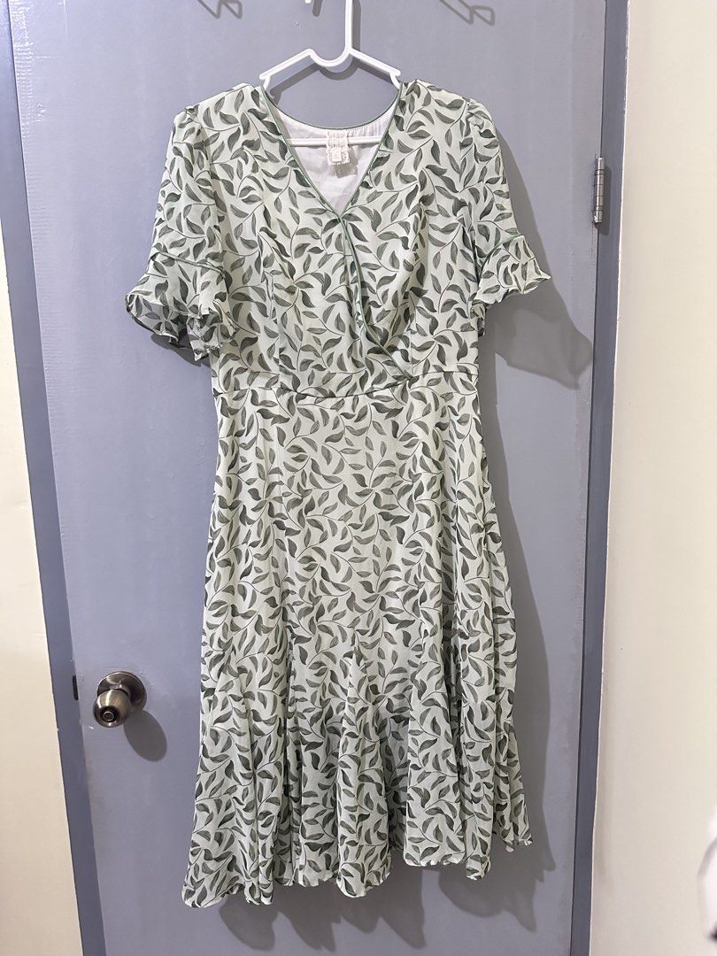 Dresses for sale 500 each (Midi) (Category: Dresses) located in Quezon City. Submitted by featherdarling (Listing ID 1460797470, Image 3). Description: Fits Medium to Semi large Bust can fit up to 36 Waist up to 30 Midi / long dresses Personal use Not Ukay.