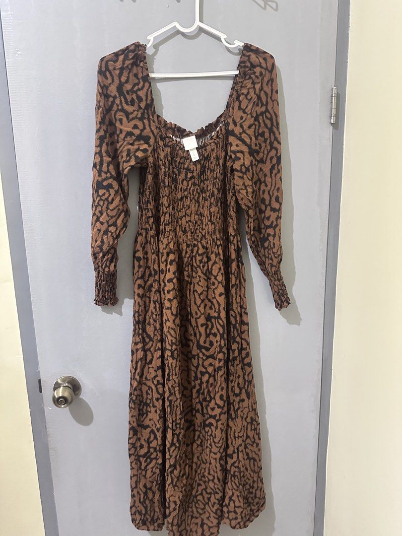 Dresses for sale 500 each (Midi) (Category: Dresses) located in Quezon City. Submitted by featherdarling (Listing ID 1460797470, Image 2). Description: Fits Medium to Semi large Bust can fit up to 36 Waist up to 30 Midi / long dresses Personal use Not Ukay.