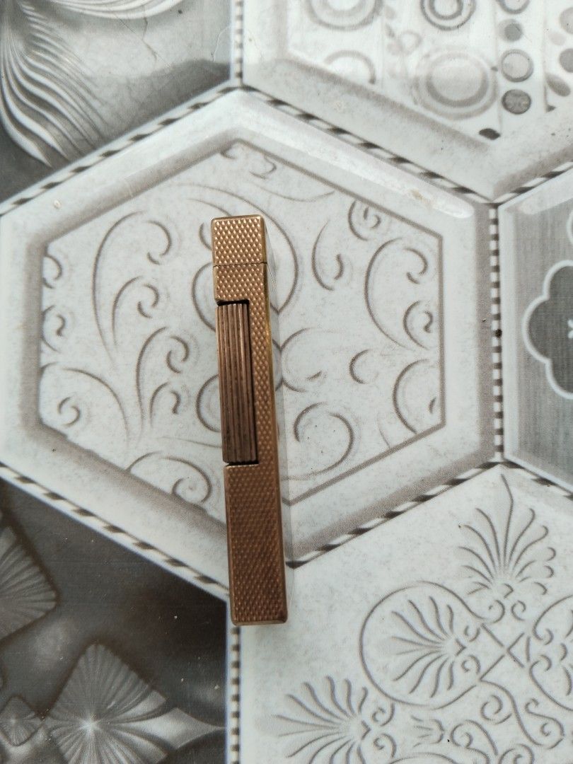 Dunhill lighter (Category: Accessory Holder, Box & Organizers) located in Barili. Submitted by francis88z (Listing ID 1460870551, Image 3). Description: dunhill lighter excellent condition working 4500+sf.