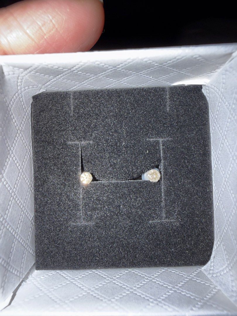 Earring and necklace diamond set! (Category: Luxury Accessories) located in Bacoor. Submitted by jangnim (Listing ID 1460903672, Image 2). Description: ✨Earring and necklace diamond set ✨18k whitegold ✨With Diamond Identification! .