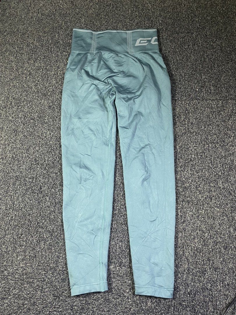 Echt Arise Seamless Leggings Medium Teal (Category: Activewear) located in Cebu City. Submitted by lucky.finds.ph (Listing ID 1460755036, Image 1). Description: - Echt Teal Seamless Leggings - Size: Medium - High-waisted fit - Ribbed waistband with Echt logo - Echt logo detail on leg - Material: 93% Polyester, 7% Spandex - Perfect for workouts and casual wear.