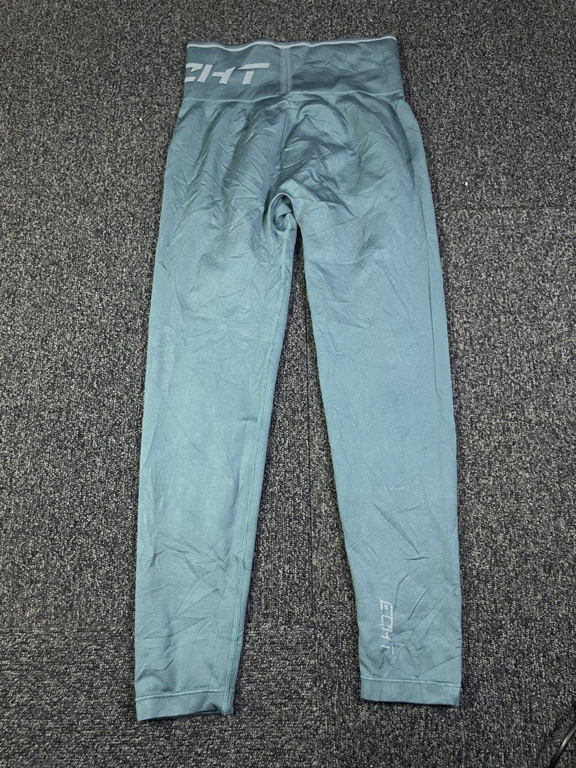 Echt Arise Seamless Leggings Medium Teal (Category: Activewear) located in Cebu City. Submitted by lucky.finds.ph (Listing ID 1460755036, Image 2). Description: - Echt Teal Seamless Leggings - Size: Medium - High-waisted fit - Ribbed waistband with Echt logo - Echt logo detail on leg - Material: 93% Polyester, 7% Spandex - Perfect for workouts and casual wear.