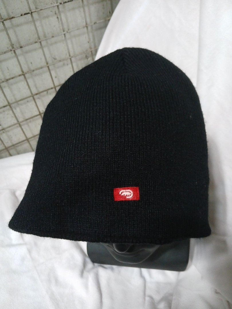 Ecko Unltd. Beanie (Category: Caps & Hats) located in La Trinidad. Submitted by dashopperist (Listing ID 1460767824, Image 2). Description: - Brand: Ecko Unltd. - Color: Black - Style: Knit Beanie - Features: Ecko logo on front, small red tag on side - Material: 100% Acrylic - Size: One size fits most - Benefit: Great for keeping warm.