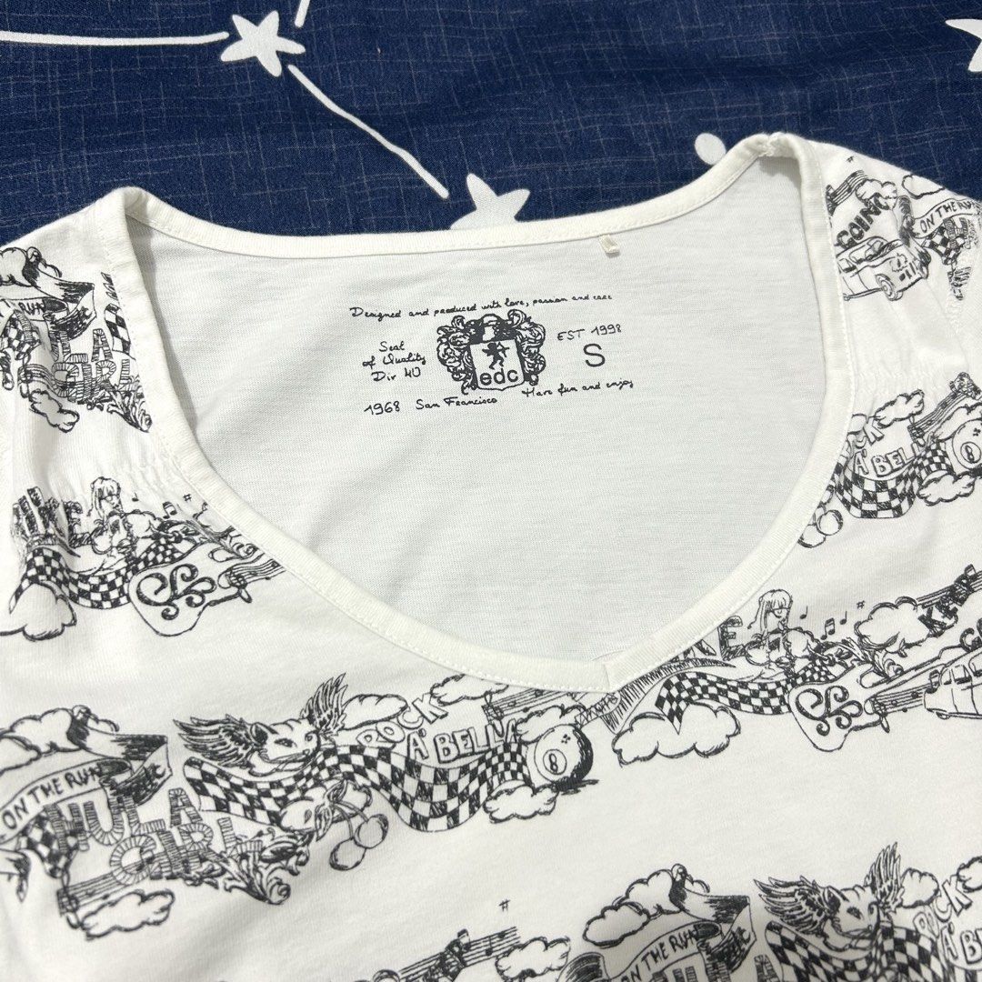 edc white vneck longsleeve (Category: Longsleeves) located in Baguio. Submitted by arte_ni.eli (Listing ID 1460891787, Image 2). Description: size: s barely worn 10/10 condition - like new.