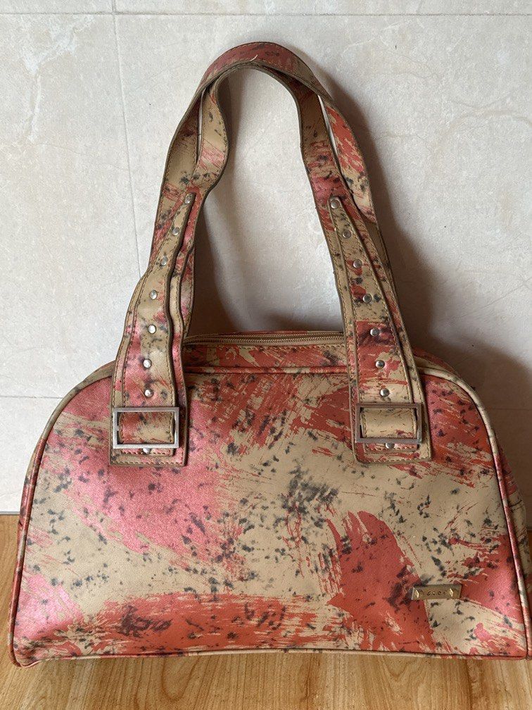 ELCE shoulder bag (Category: Shoulder Bags) located in Caloocan City. Submitted by hariel_beverly_onlineshop (Listing ID 1460774010, Image 3). Description: No flaws Still in good condition Location north caloocan.