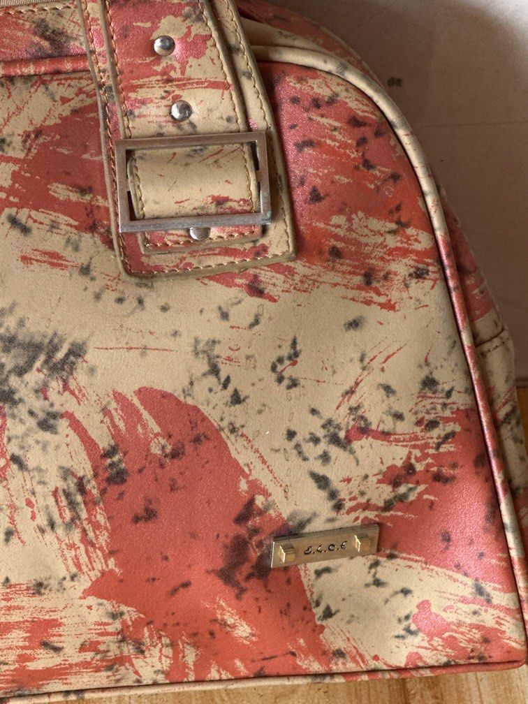 ELCE shoulder bag (Category: Shoulder Bags) located in Caloocan City. Submitted by hariel_beverly_onlineshop (Listing ID 1460774010, Image 2). Description: No flaws Still in good condition Location north caloocan.