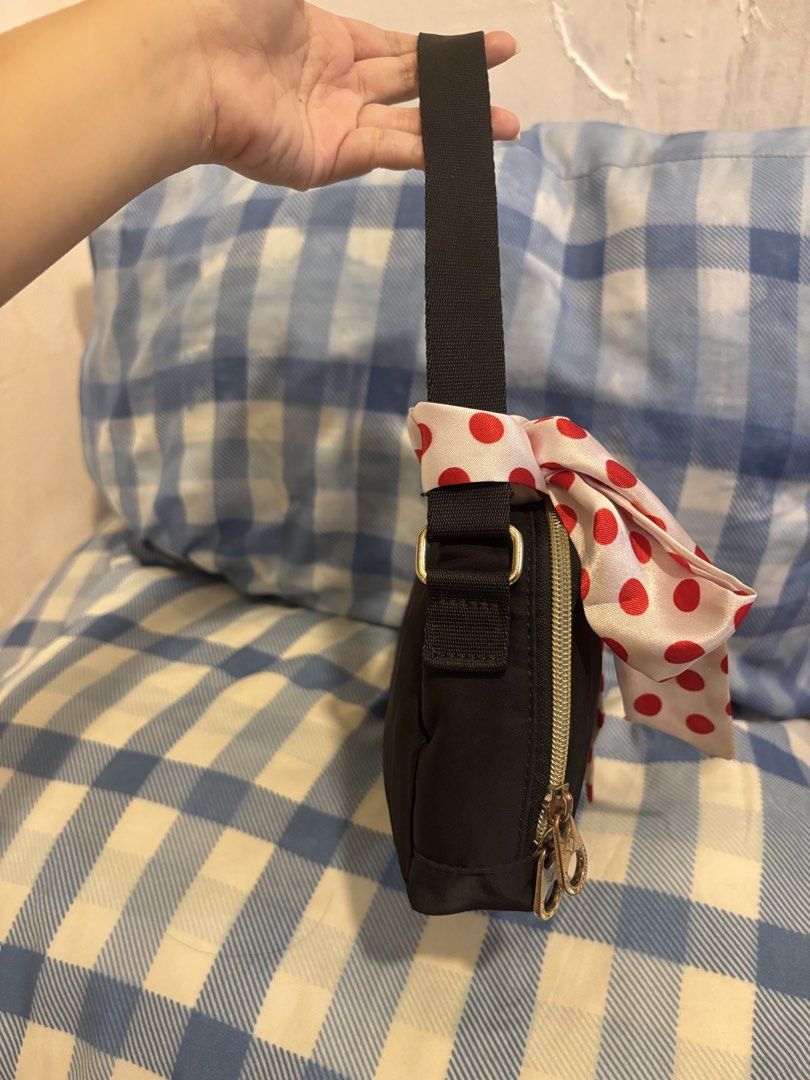 Everlast black nylon kili bag (Category: Shoulder Bags) located in Lapu Lapu. Submitted by affordmo (Listing ID 1460748638, Image 2). Description: - Cute black shoulder bag - Zipper closure - Interior zippered pocket and slip pocket - Gold hardware - Great for everyday use.