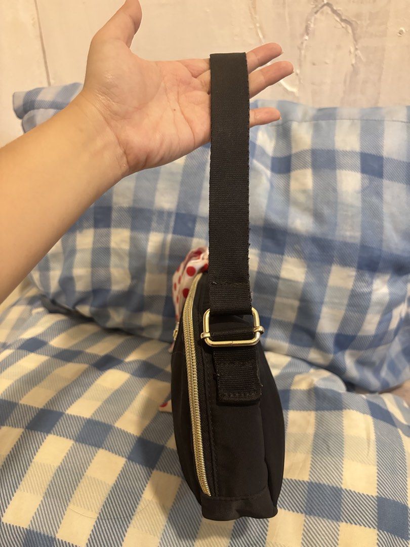 Everlast black nylon kili bag (Category: Shoulder Bags) located in Lapu Lapu. Submitted by affordmo (Listing ID 1460748638, Image 3). Description: - Cute black shoulder bag - Zipper closure - Interior zippered pocket and slip pocket - Gold hardware - Great for everyday use.