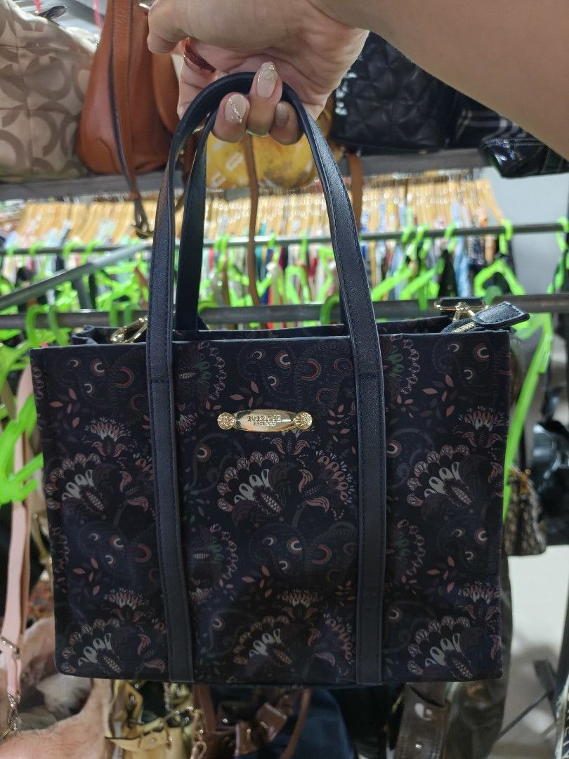 Everlast top handle/ sling (Category: Cross-body Bags) located in Numancia. Submitted by rihloved (Listing ID 1460764976, Image 1). Description: 10/10 ang ganda ng bag na to. no flaws to mention. 10/10. for today only gcash payment j&t.