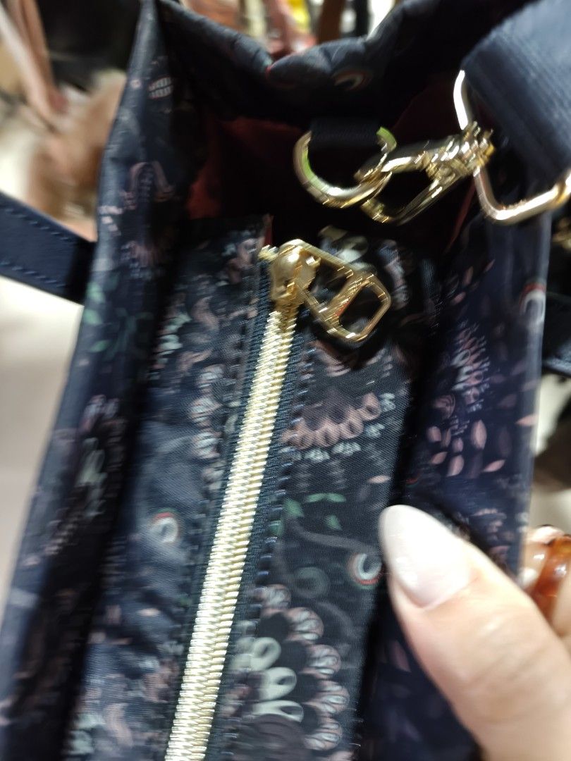 Everlast top handle/ sling (Category: Cross-body Bags) located in Numancia. Submitted by rihloved (Listing ID 1460764976, Image 3). Description: 10/10 ang ganda ng bag na to. no flaws to mention. 10/10. for today only gcash payment j&t.