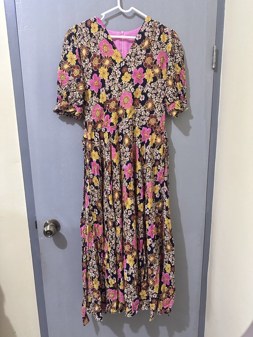 Everyday Hermana Dress (Category: Dresses) located in Quezon City. Submitted by featherdarling (Listing ID 1460799686, Image 1). Description: Small on Tag Fits medium: 36 bust & 30 waist with pockets with self tie great condition pretty in person no issues first owner.