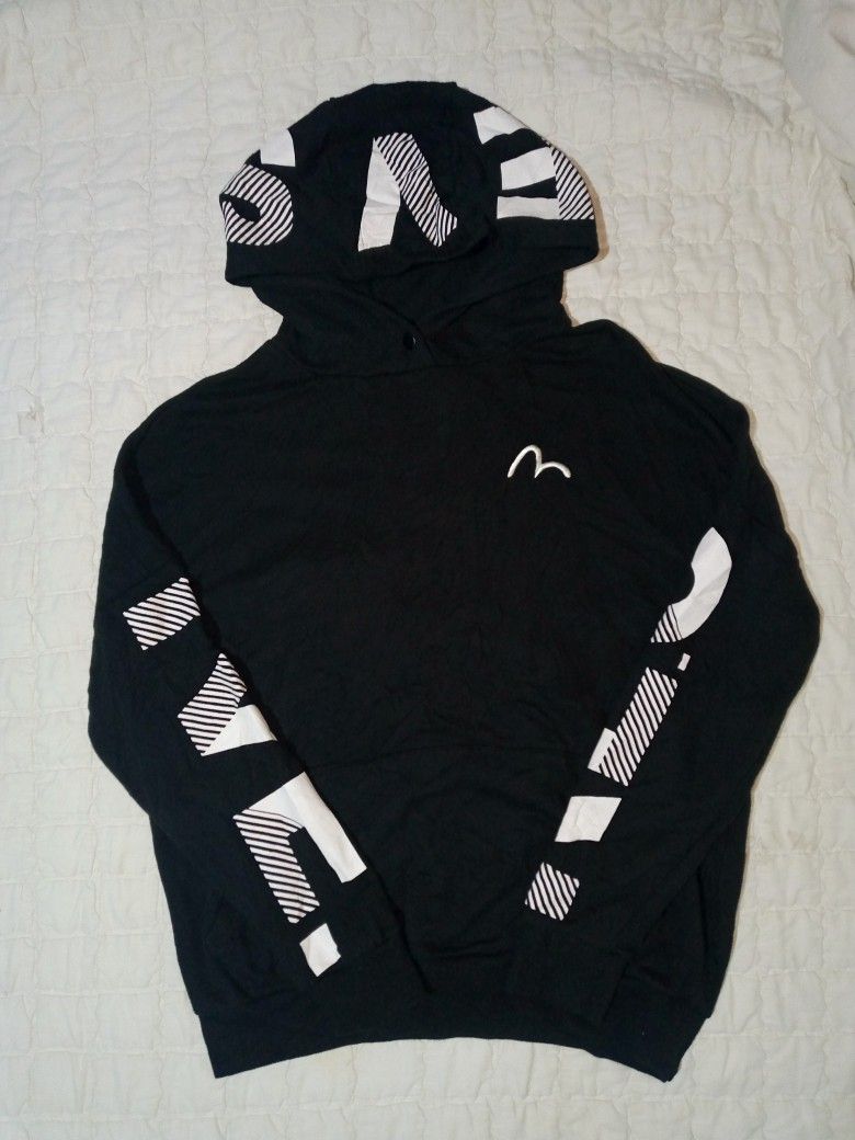 Evisu Black hoodie jacket (Category: Coats, Jackets and Outerwear) located in Allen. Submitted by milyonaryung_gipit (Listing ID 1460746785, Image 1). Description: Evisu jacket no issue 👌 excellent condition .