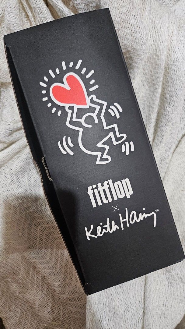 Fitflop x Keith Haring Silver Flip Flops US 6 (Category: Slippers and slides) located in Manila. Submitted by lilmissangeline (Listing ID 1460781551, Image 2). Description: - Grey Fitflop flip flops - Features unique Keith Haring artwork - Size: US 6 / EU 37 - Includes original box - Brand New - Never used - Ideal for everyday casual wear RFS: gift from the brand but wrong size, sadly.