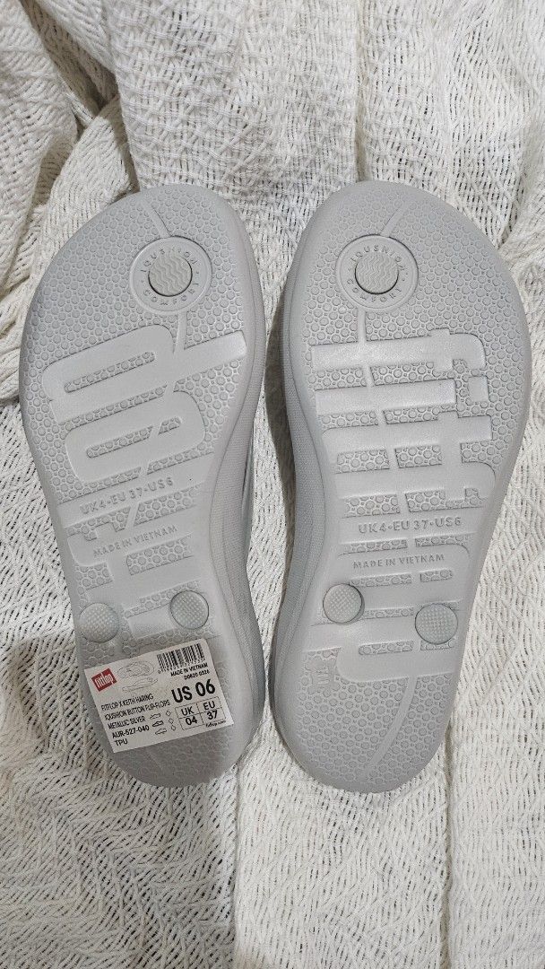Fitflop x Keith Haring Silver Flip Flops US 6 (Category: Slippers and slides) located in Manila. Submitted by lilmissangeline (Listing ID 1460781551, Image 3). Description: - Grey Fitflop flip flops - Features unique Keith Haring artwork - Size: US 6 / EU 37 - Includes original box - Brand New - Never used - Ideal for everyday casual wear RFS: gift from the brand but wrong size, sadly.