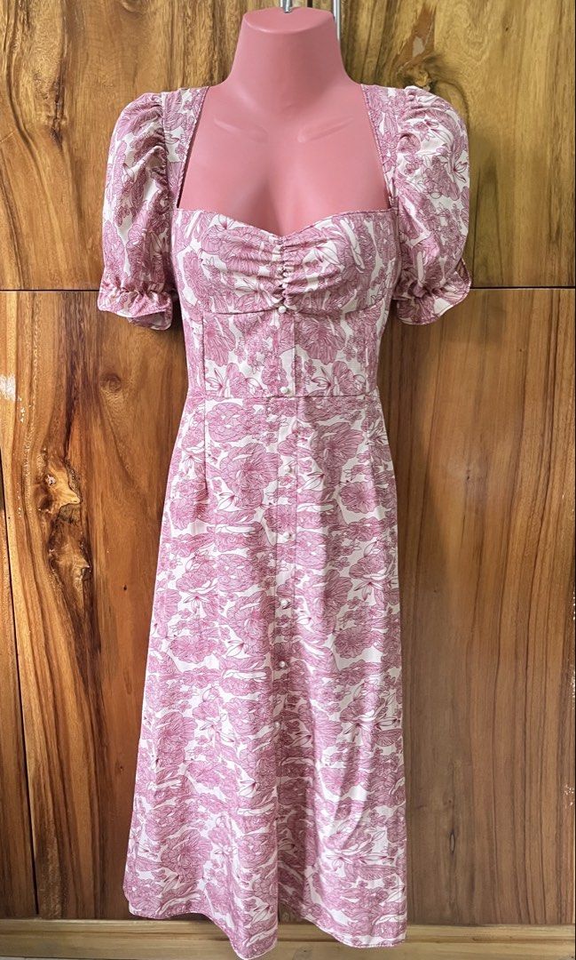 Floral Bustier Puff Midi Dress (Category: Dresses) located in Cabanatuan. Submitted by winx_closeth (Listing ID 1460767477, Image 2). Description: Size: small-medium Smocking at the back No issue with the fabric. Only issue is the other puff is a little bigger (bought it like this) than the other one, but not too noticeable.