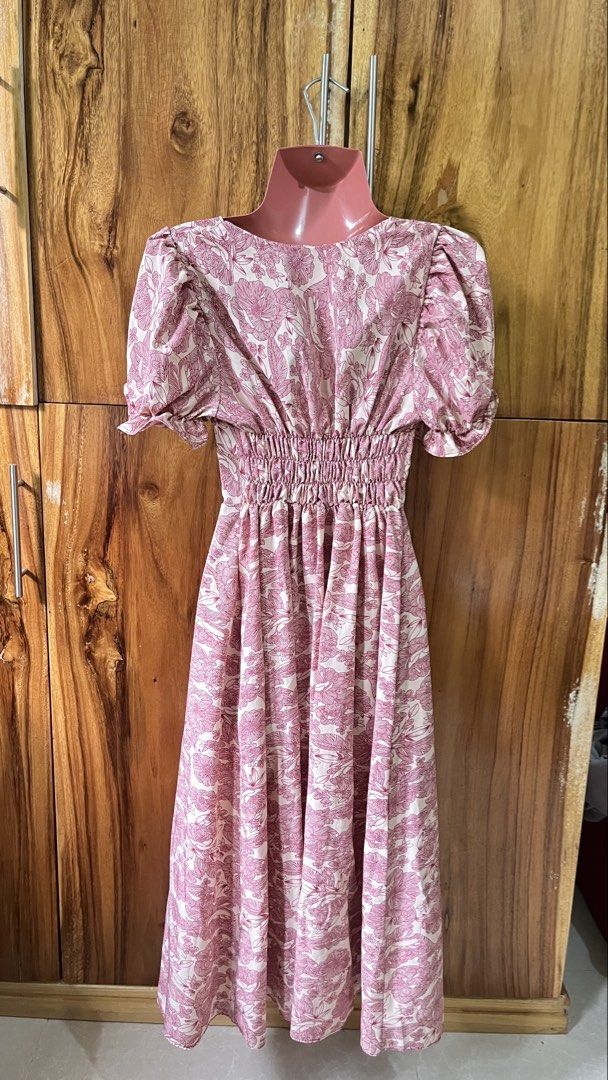 Floral Bustier Puff Midi Dress (Category: Dresses) located in Cabanatuan. Submitted by winx_closeth (Listing ID 1460767477, Image 3). Description: Size: small-medium Smocking at the back No issue with the fabric. Only issue is the other puff is a little bigger (bought it like this) than the other one, but not too noticeable.