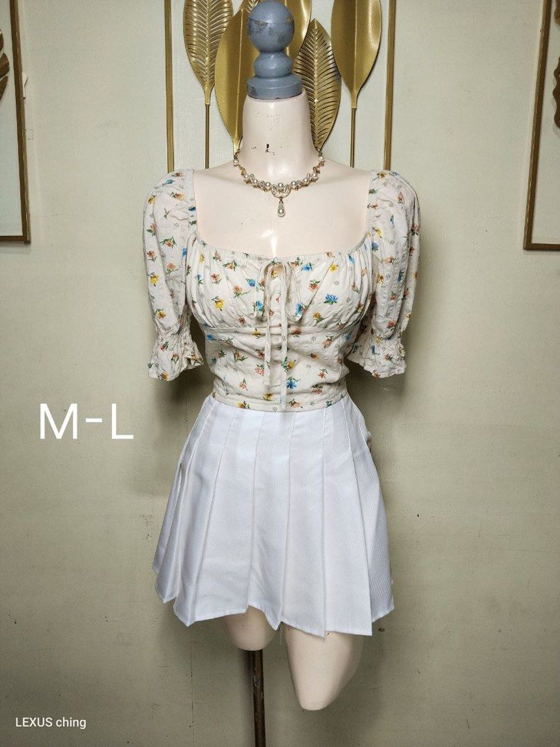 Floral puff sleeves top (Category: Blouses) located in Caloocan City. Submitted by itsmezhel15 (Listing ID 1460730843, Image 1). Description: Floral puff sleeves top Medium-large size Zipper at back Like new condition .